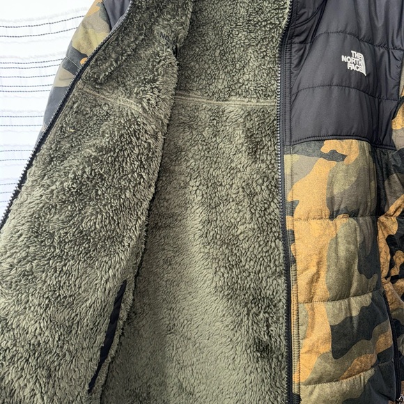 The North Face Black and Camouflage Jacket kids size L - Picture 6 of 6